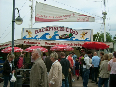 Farbfoto: Verkauf von Fisch, Scampis und Calamaris in Warnemünde. Fotograf: Bernd Paepcke.