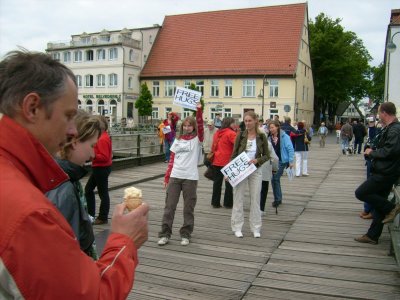 Farbphoto: FREE HUGS - Kostenlose Umarmungen - in Warnemünde an der Ostsee im  Juni 2009. Photograph: Bernd Paepcke.