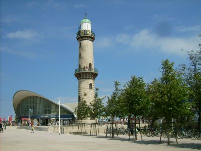 Farbphoto: Blick auf den Leuchtturm in Warnemünde. Im Juni 2009. Photograph: Bernd Paepcke.