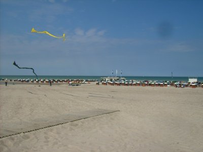 Farbphoto: Der Sandstrand von Warnemünde mit Strandkörben und die Ostsee. Juni 2009. Photograph: Bernd Paepcke.