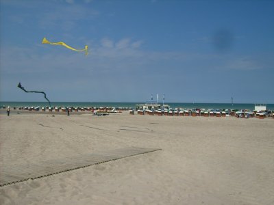 Farbphoto: Der Sandstrand von Warnemünde mit Strandkörben und die Ostsee. Juni 2009. Photograph: Bernd Paepcke.