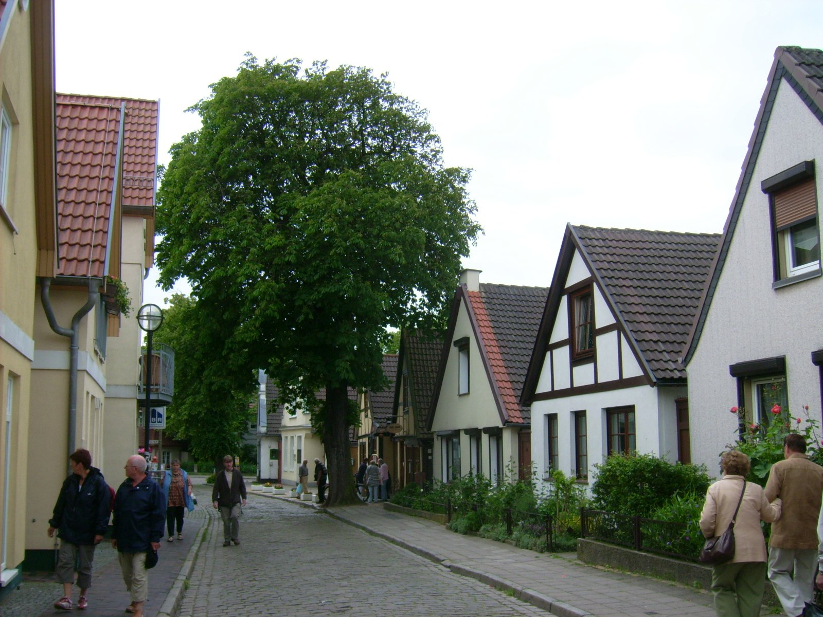 Farbfoto: Eine Straße in Warnemünde im Jahre 2009. Fotograf: Bernd Paepcke.