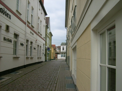Farbfoto: Eine Straße in Warnemünde im Juni des Jahres 2009. Fotograf: Bernd Paepcke.