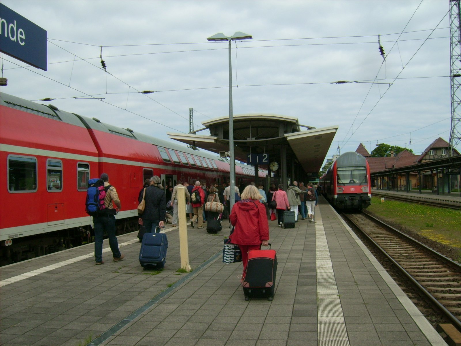 Farbfoto: Der WARNEMÜNDE EXPRESS im Bahnhof von Warnemünde im Juni 2009. Fotograf: Bernd Paepcke.