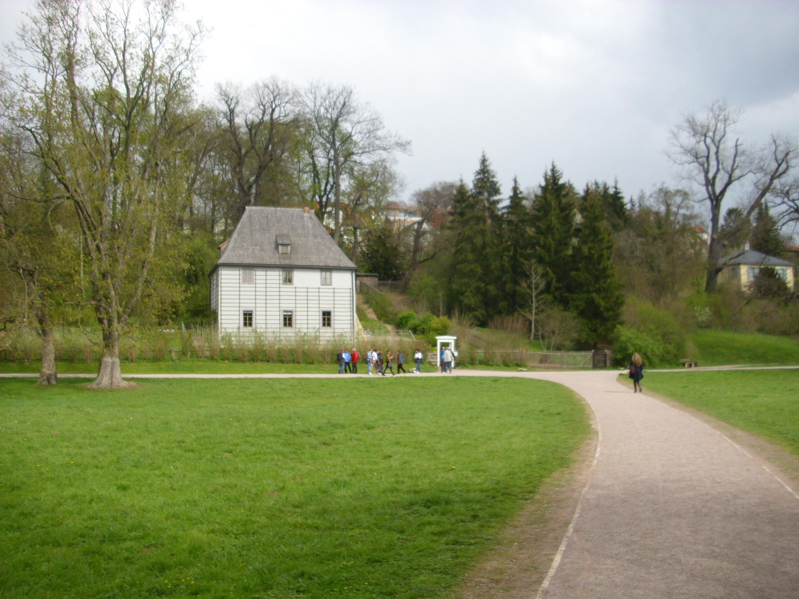 Farbfoto: Goethes Gartenhaus und das Pogwischhaus in Weimar im April des Jahres 2012. Fotograf: Bernd Paepcke.