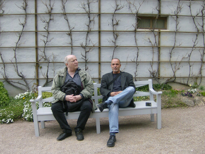 Farbfoto: Ralph Ivert und Erwin Thomasius auf der Bank vor Goethes Gartenhaus in Weimar im April des Jahres 2012. Fotograf: Bernd Paepcke.