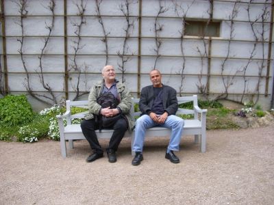 Farbfoto: Ralph Ivert und Erwin Thomasius auf der Bank vor Goethes Gartenhaus in Weimar im April des Jahres 2012. Fotograf: Bernd Paepcke.