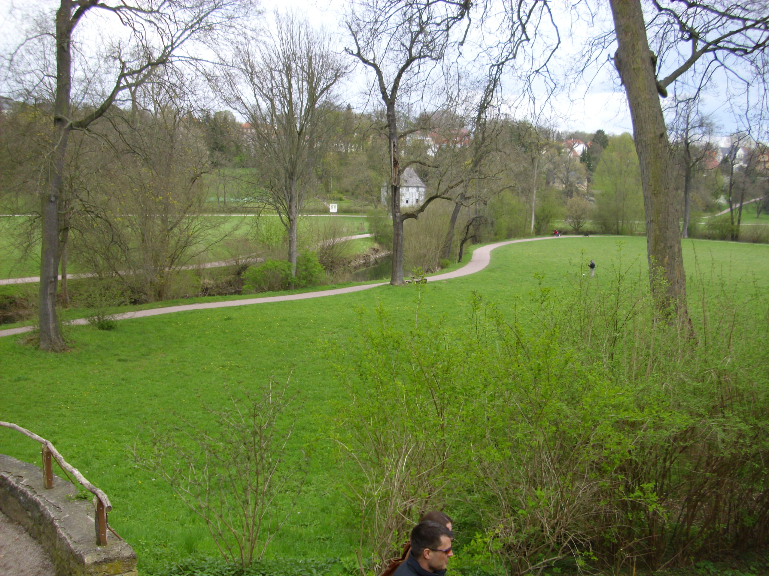 Farbfoto: Blick von der künstlichen Ruine aus über die Ilm auf Goethes Gartenhaus und auf das Pogwischhaus im Park an der Ilm in Weimar am Sonntag, dem 22. April im Jahre 2012. Fotograf: Bernd Paepcke.