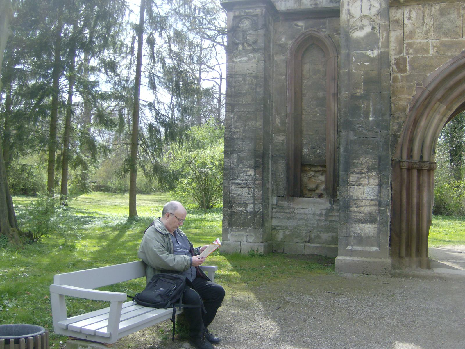 Farbfoto: Erwin Thomasius auf einer Parkbank vor der echten Ruine im Park an der Ilm in Weimar am Sonntag, dem 22. April im Jahre 2012. Fotograf: Bernd Paepcke.