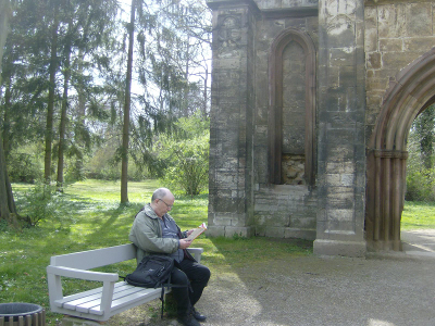 Farbfoto: Erwin Thomasius sitzt auf einer Parkbank vor der echten Ruine im Park an der Ilm in Weimar am Sonntag, dem 22. April im Jahre 2012. Fotograf: Bernd Paepcke.