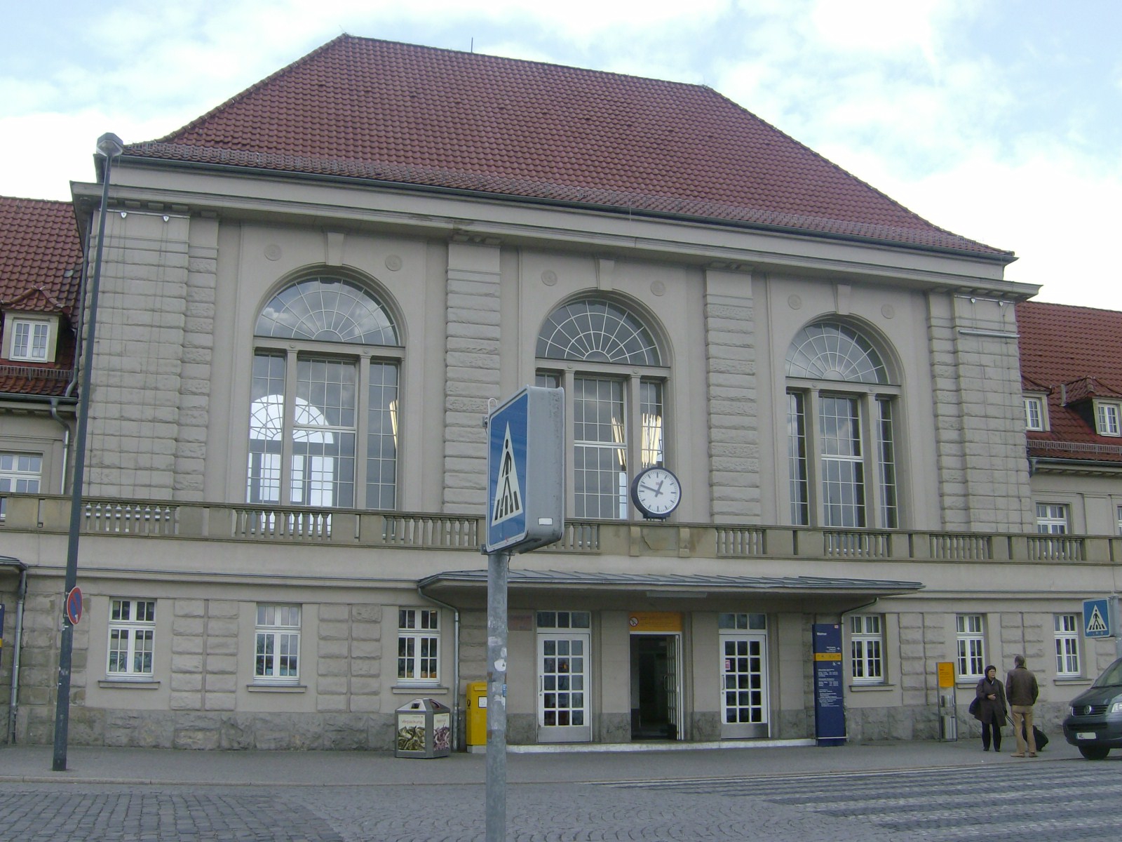 Farbfoto: Der Hauptbahnhof in Weimar im Jahre 2012. Fotograf: Bernd Paepcke.