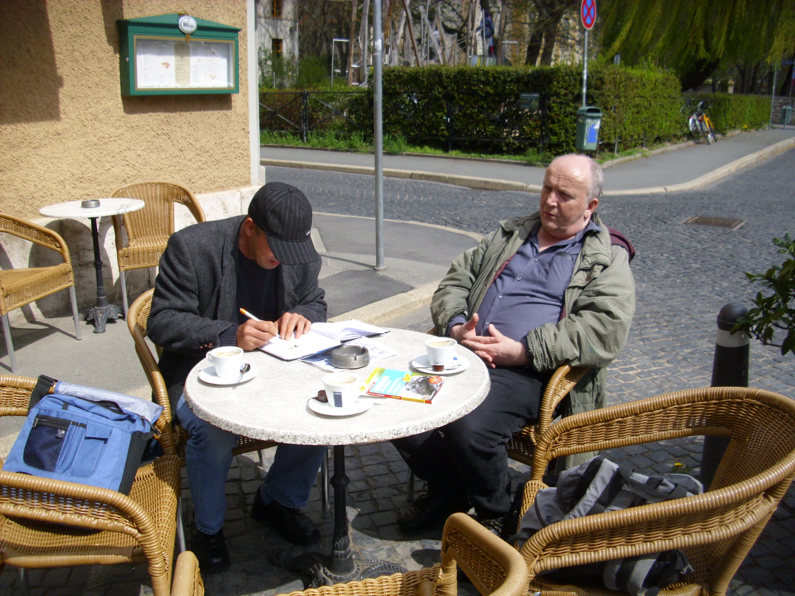 Farbfoto: Ralph Ivert und Erwin Thomasius beim Kaffe trinken vor der Brasserie am Rollplatz in Weimar im Jahre 2012. Fotograf: Bernd Paepcke.