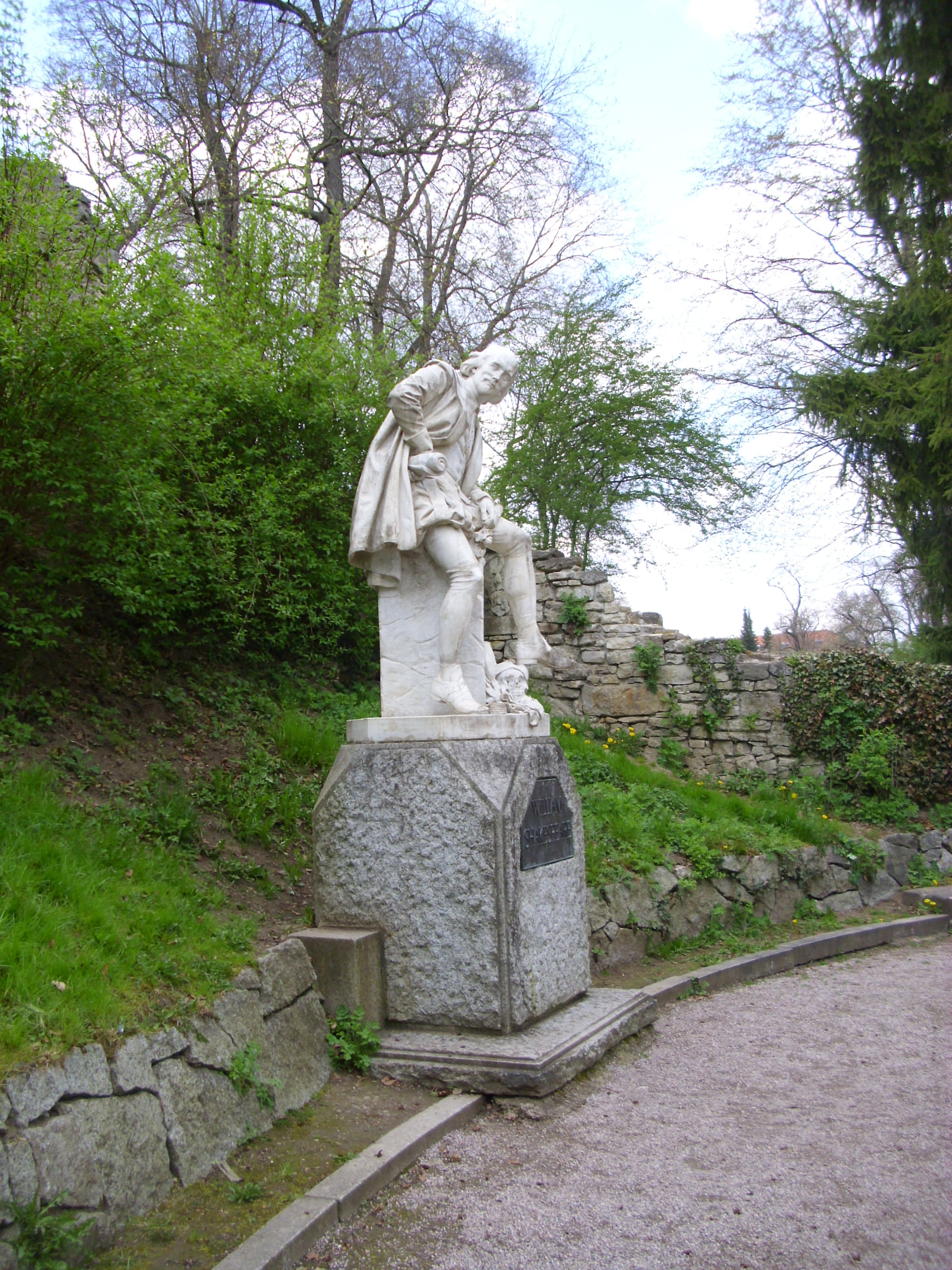 Farbfoto: Das Shakespeare-Denkmal an der künstlichen Ruine im Park an der Ilm in Weimar am Sonntag, dem 22. April im Jahre 2012. Fotograf: Bernd Paepcke.