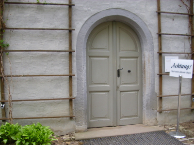 Farbfoto: Die Tür von Goethes Gartenhaus in Weimar im April des Jahres 2012. Fotograf: Bernd Paepcke.