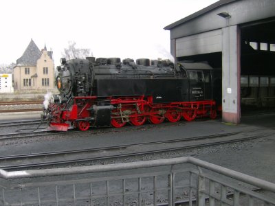 Farbphoto: Eine 100 Jahre alte Dampflokomotive  dampt und fährt in Wernigerode im November 2009.